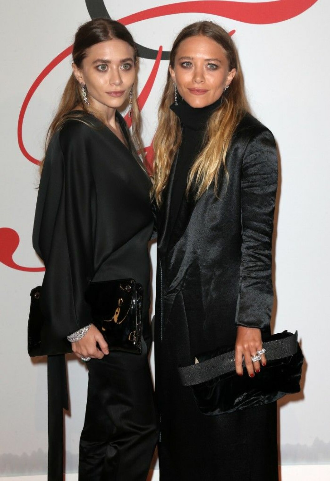 Ashley och Mary-Kate Olsen blev hyllade för sitt märke The Row och bar naturligtvis sin egna design på galan. Ashley och Mary-Kate Olsen blev hyllade för sitt märke The Row och bar naturligtvis sin egna design på galan.