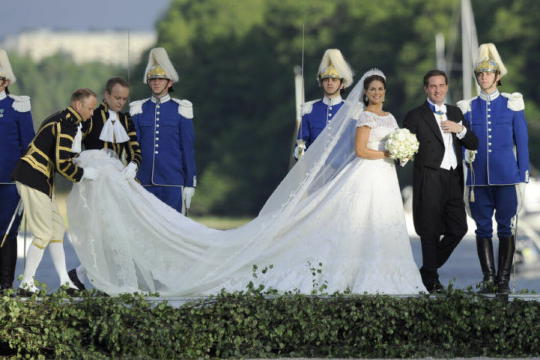 Prinsessan Madeleine i brudklänning med fyra meter långt släp från Valentino.