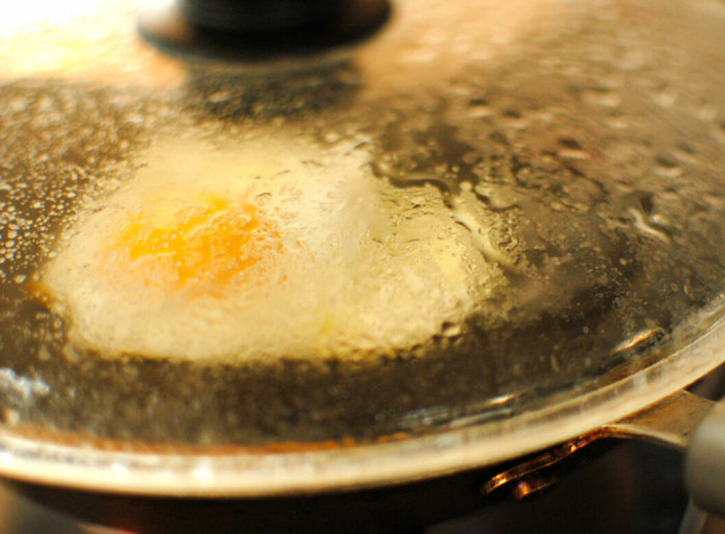 Lägg på locket när du steker ägg.