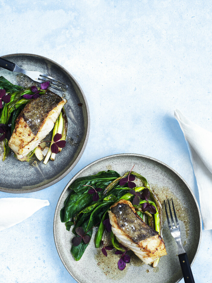 Recept på stekt torskrygg med salladslök och mangold