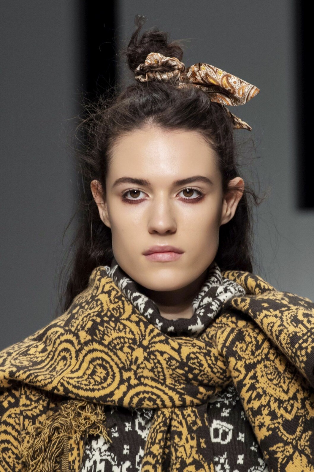 Scrunchie på Stella Jeans visning. modell med hårband