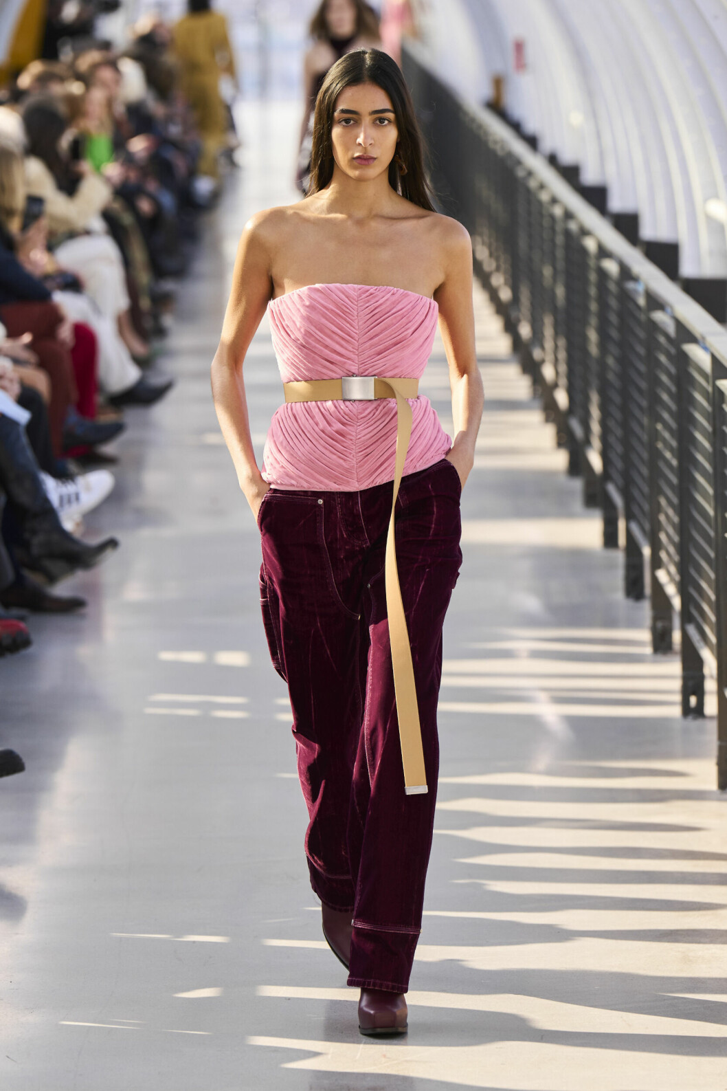 Rosa tubtopp från Stella McCartney AW22 catwalk.