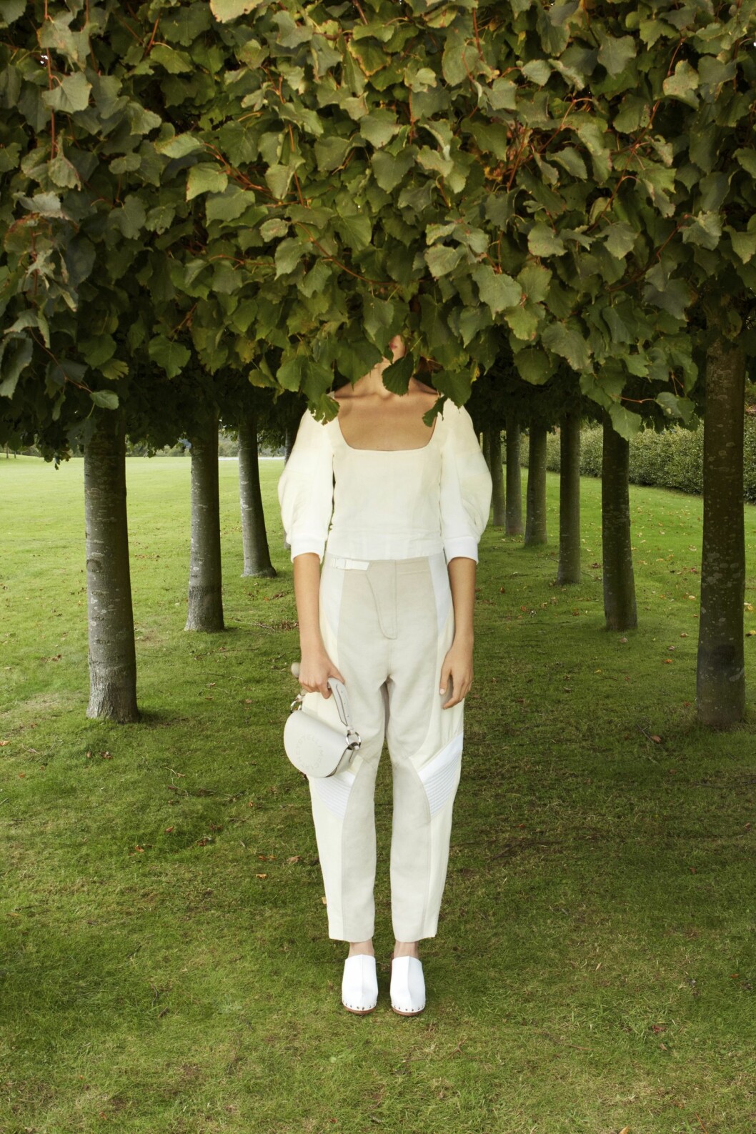 Stella McCartney SS21. vit look Stella McCartney SS21.