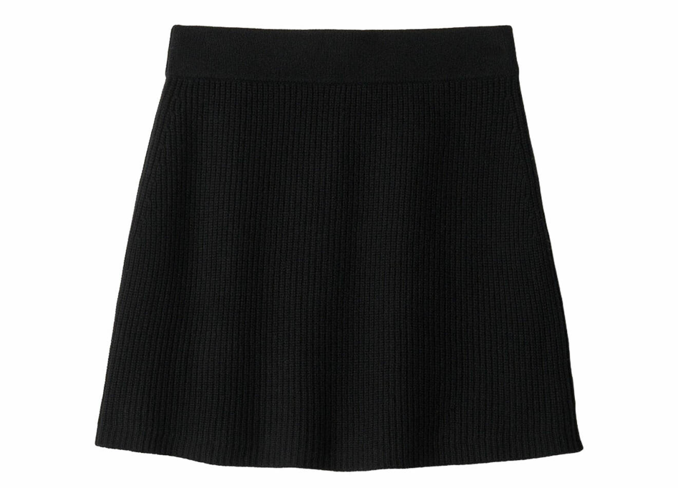 svart ribbstickad kjol i kort modell från soft goat