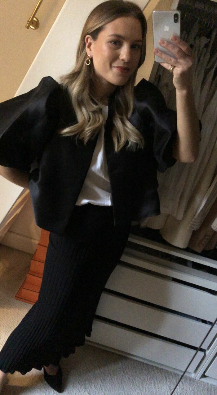 stickad kjol stylad med t-shirt och puffblus.
