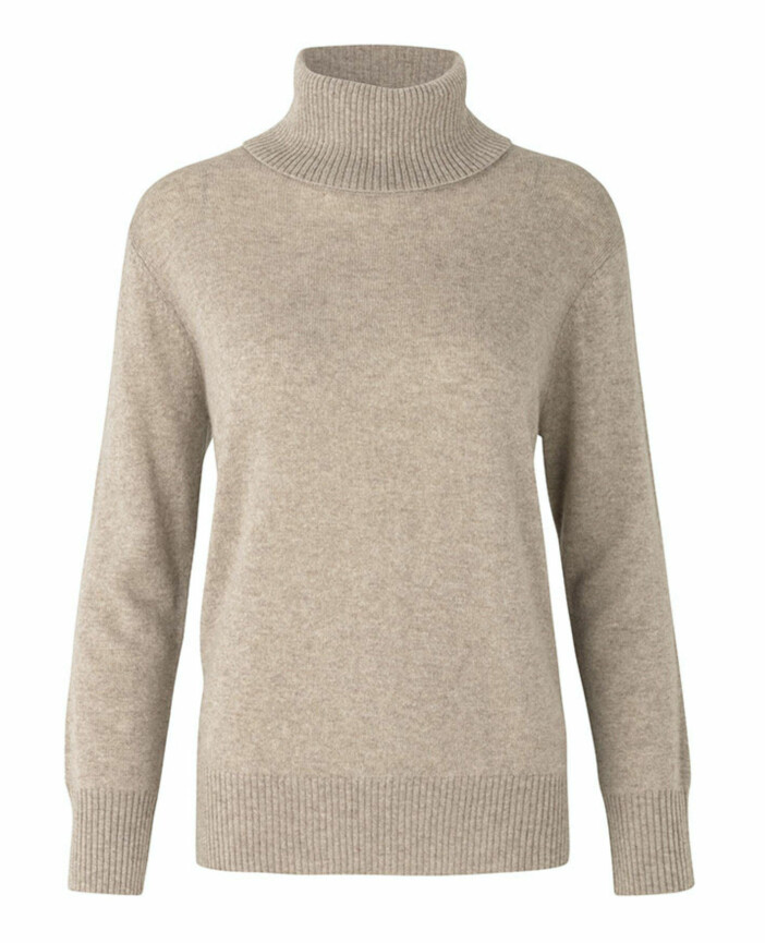 Stickad polotröja i beige från Rosemunde