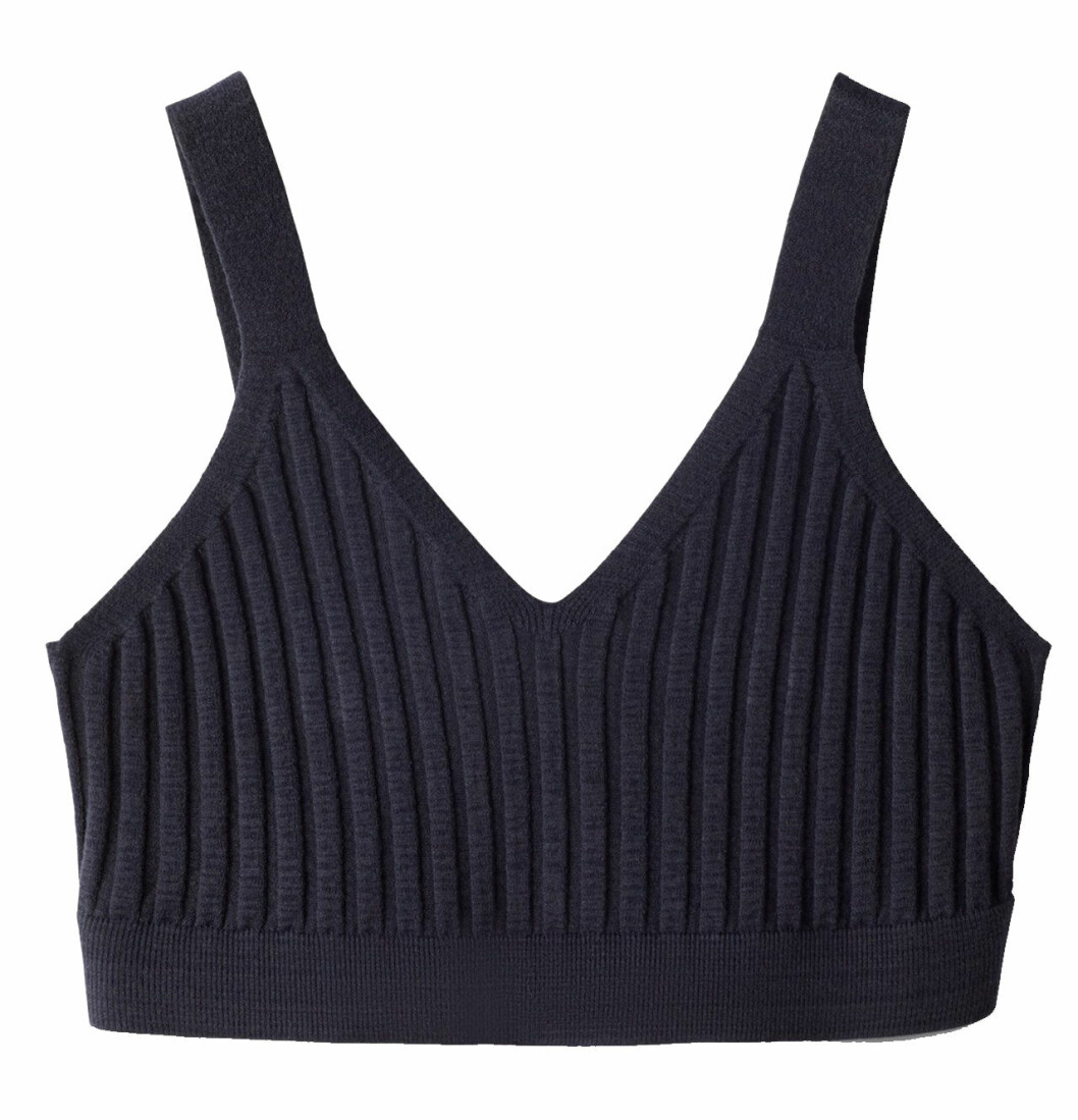 Mjuk stickad topp från Filippa K i en fin nyans av mörkblått.