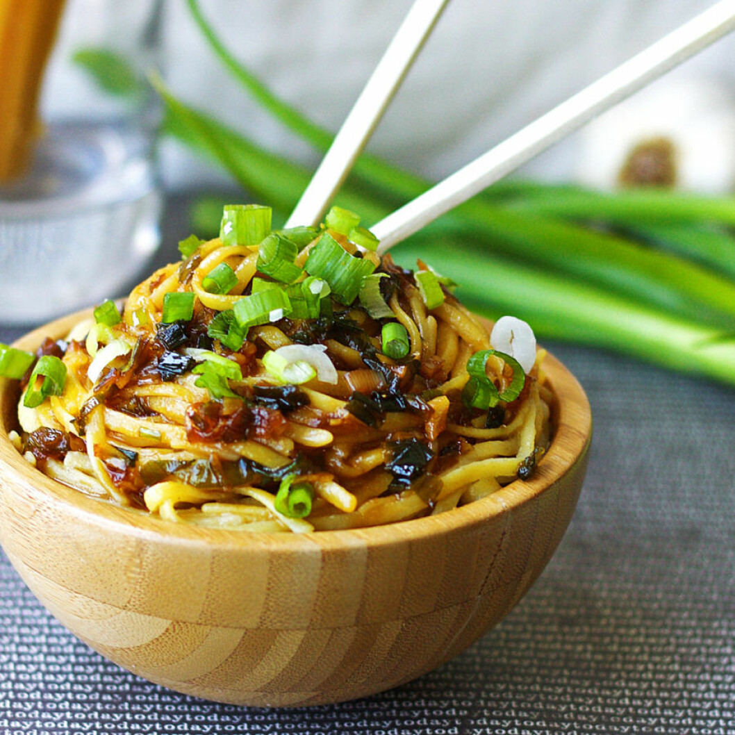 Vitlöksnudlar med vårlök. Bild och recept: <a href="http://kelleyandcricket.com/index.php/2015/08/10/sticky-garlic-noodles-ans-famous-garlic-noodles-copycat-15-minutes-gluten-free/" target="_blank" rel="noopener">kelleyandcricket.com</a> Vitlöksnudlar med vårlök.