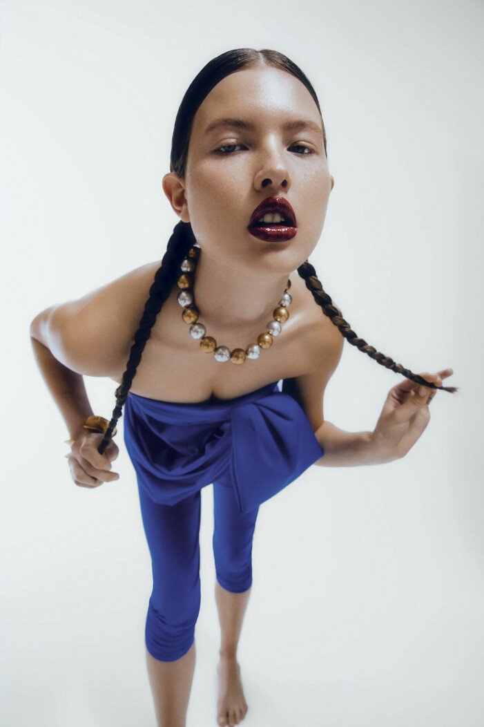 Jumpsuit, 18 900 kr, halsband, 7 000 kr, och armband, 8 000 kr, allt Saint Laurent by Anthony Vaccarello. Modellen har på sig en blå, axelbandslös jumpsuit.
