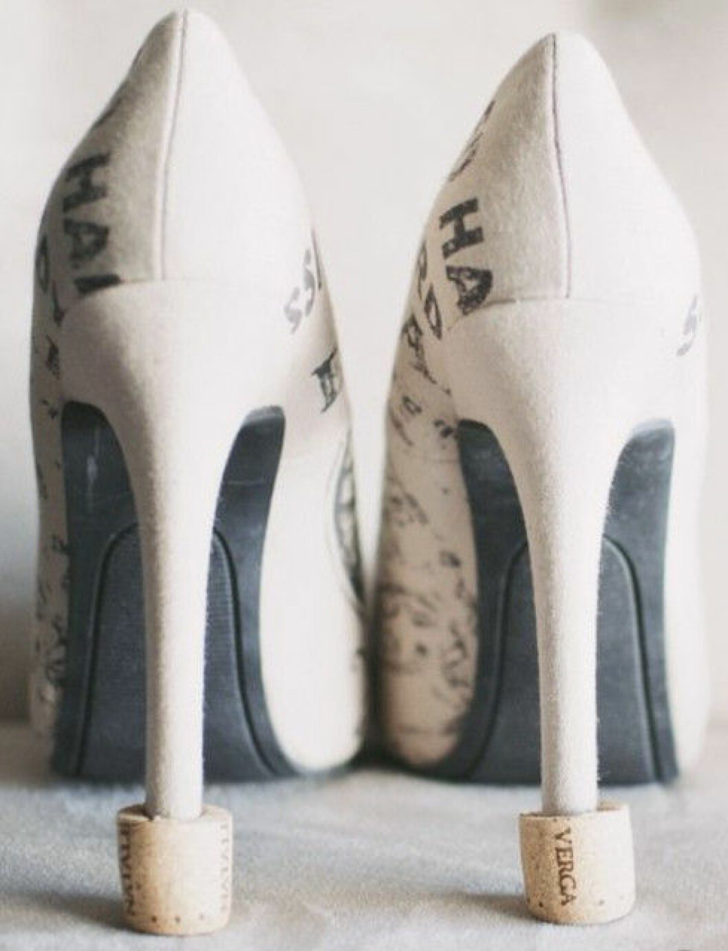 <a href="https://www.countryliving.com/diy-crafts/g2538/repurposed-wine-corks/?slide=15">Här kan du hitta idén</a> till stilettklackspluggen. Stilettklackspluggar av vinkork.