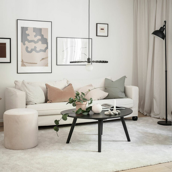 Få till ett proportionerligt intryck med ett soffbord som är hälften, eller som högst cirka två tredjedelar, så stort som soffan. Foto: Anders Bergstedt Styling: Linnéa H. Manaberi/Cream and navy för <a target="_blank" href="https://www.instagram.com/alvhem/?hl=sv">Alvhem</a>/mäklare: Ann Stenmark stilfullt soffbord i beige vardagsrum