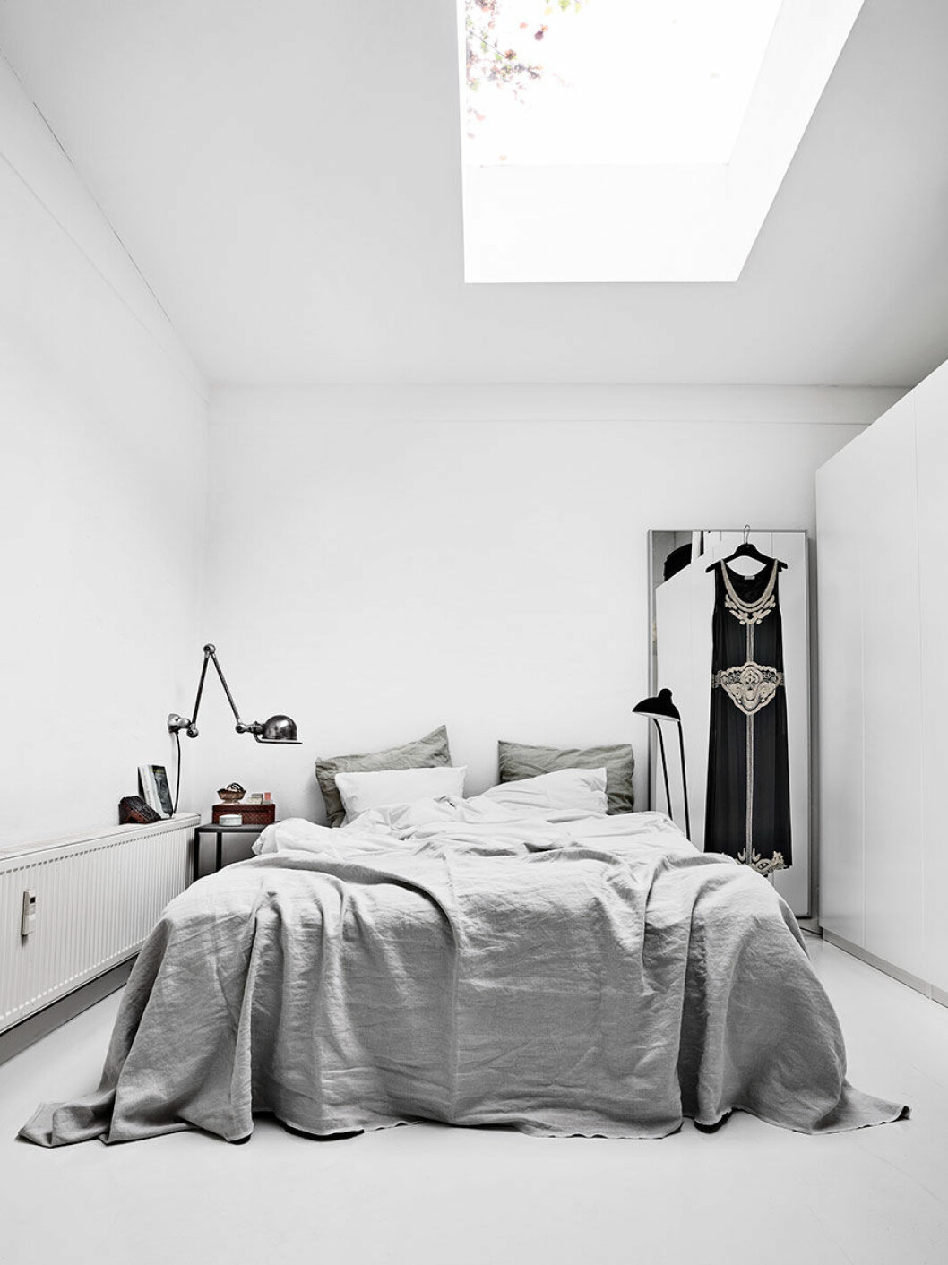 Styling: Lise Septimius Krogh Foto: Kristian Septimius Krogh Syns i: <a href="https://www.elle.se/decoration/stilig-industristil-med-designklassiker-i-gamla-fabriken/">Stilig industristil med designklassiker</a> Sobert och avskalat sovrum i gråskala