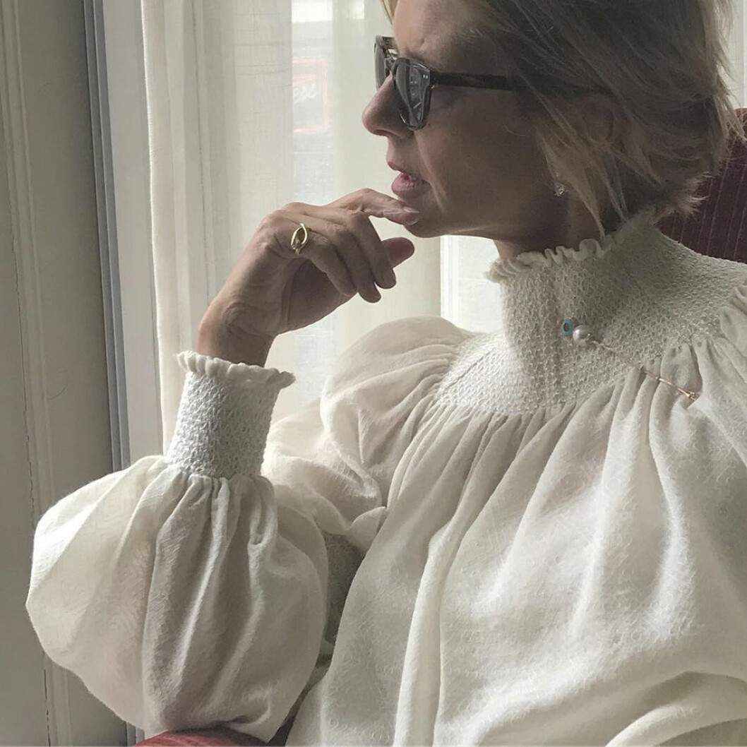 Charlotte i ljuvlig blus med sin vackra ögonbrosch.