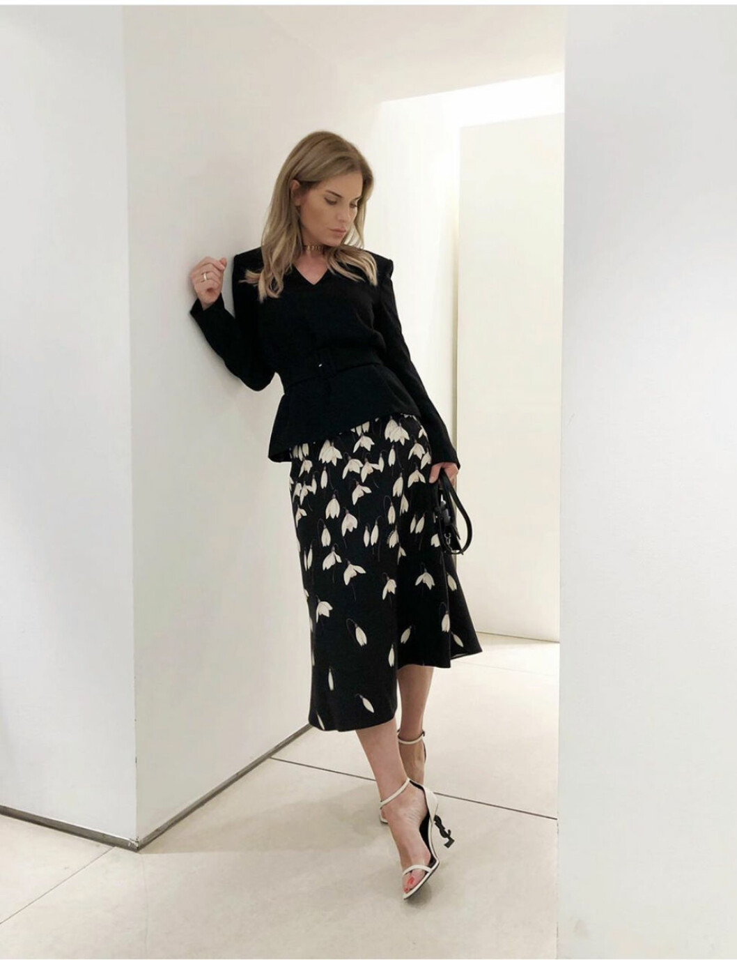 Nathalie Schuterman i en kavaj från Dries van Noten och kjol från Valentino.