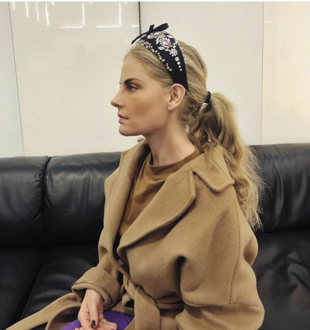 Nathalie Schuterman i Pradas glittriga diadem. Nathalie Schuterman