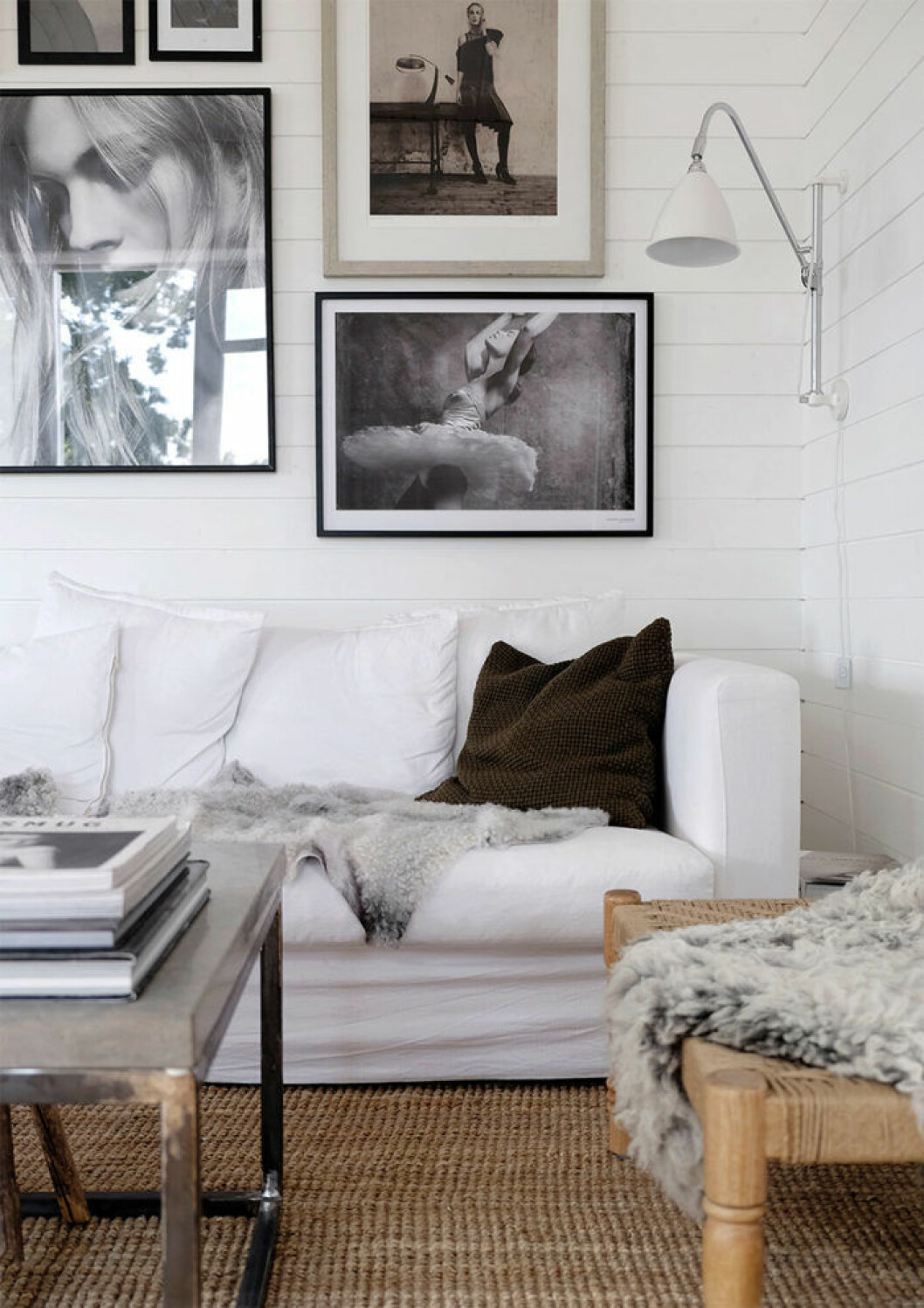 Neutrala färger och naturliga material präglar Pellas inredningsstil, som här i vardagsrummet där även Pellas favoritinredningsdetalj fårskinn får ta stor plats! Neutrala färger och naturliga material präglar Pellas inredningsstil.