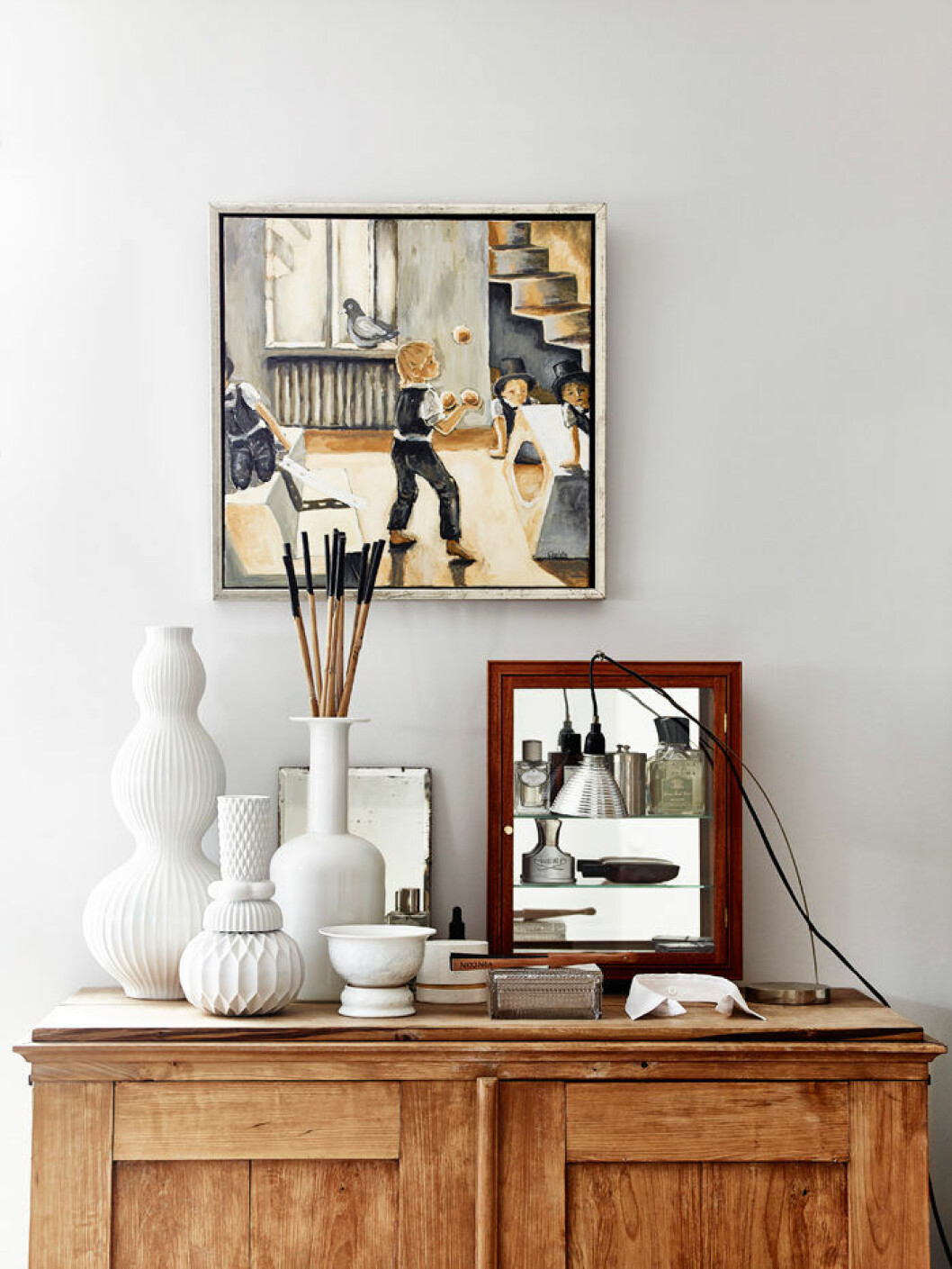 Stylist: Emma Persson Lagerberg, foto: Andrea Papini. Syns i reportaget <a href="https://www.elle.se/decoration/hemma-hos-samlat-intryck-hos-inredaren/">”Samlat intryck hos inredaren”</a>. stilleben-konst-vita-vaser-skap-foto-andrea-papini
