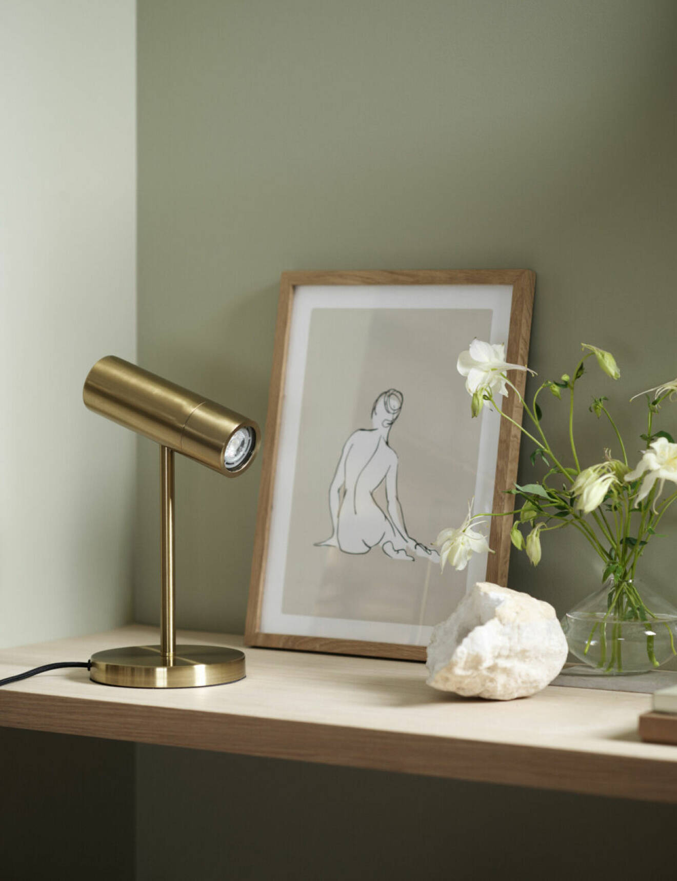 Stilleben med tavla, lampa och detaljer från H&M Home