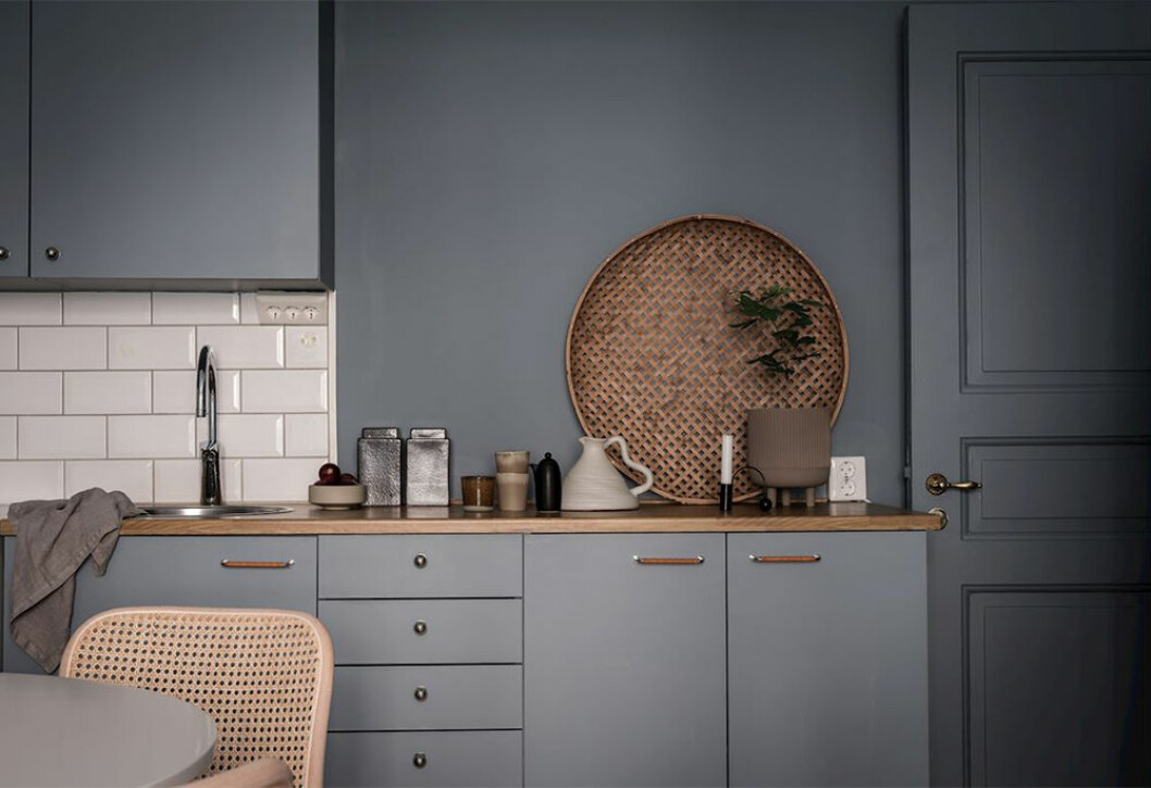Naturnära och harmoniskt stilleben i köket. Foto: Alen Cordic Styling: By Bon för <a href="https://www.instagram.com/bjurfors_goteborg/" target="_blank" rel="noopener">Bjurfors</a>/mäklare: Jonas Rutberg Fint stilleben i beige och brunt i ett blått kök