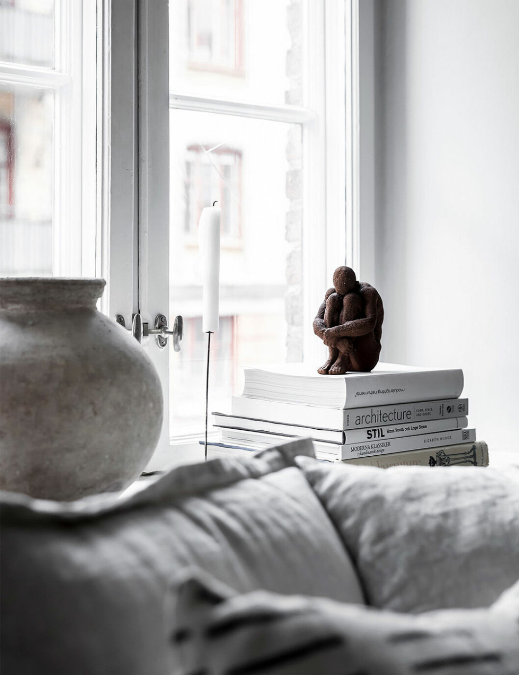 Stapla böcker under objekten för att ge höjd åt ditt stilleben. Foto: Anders Bergstedt för <a href="https://www.instagram.com/entrancemakleri/?hl=sv" target="_blank" rel="noopener">Entrance mäkleri</a>/mäklare: Erika Bergholm Inspirerande stilleben på fönsterbräde