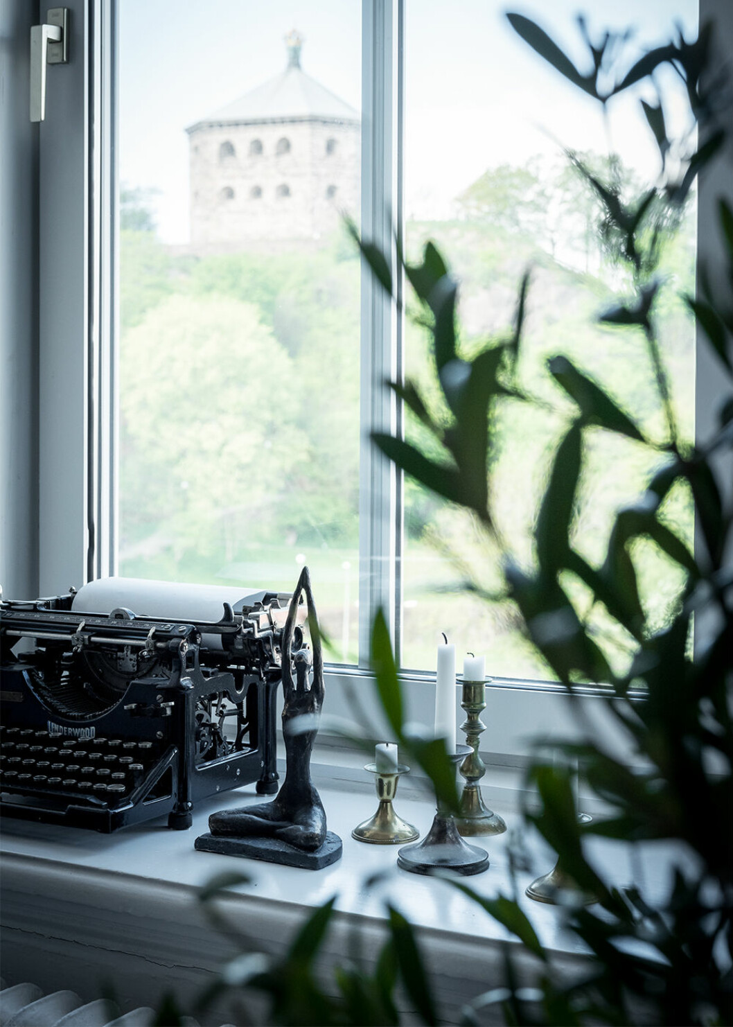 Gamla föremål ger karaktär och skapar ett personligt stilleben. Foto: Alen Cordic Styling: Nouvel Interior för Bjurfors/mäklare: Ida Almgren Styla fönstren med ett stilleben – här med gammal skrivmaskin