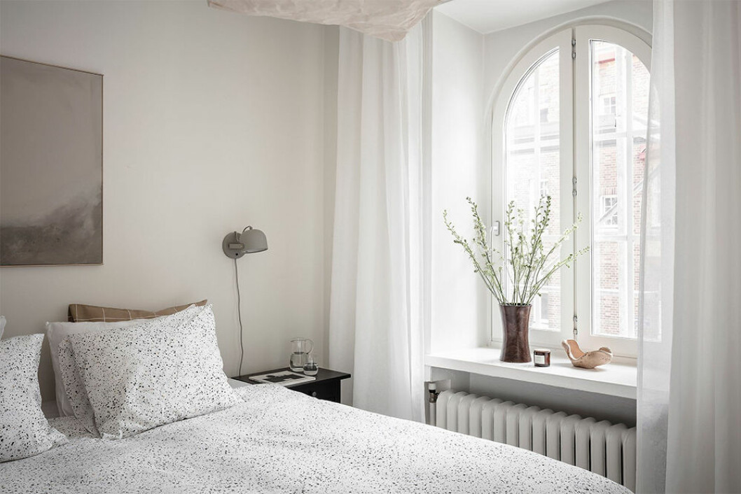 Minimalistisk och harmoniskt med höjdskillnader och gröna kvistar i stillebenet på fönsterbrädet. Foto: Anders Bergstedt Styling: Greydeco för Alvhem/mäklare: Andreas Lundberg Vackert minimalistisk stilleben på fönsterbräde