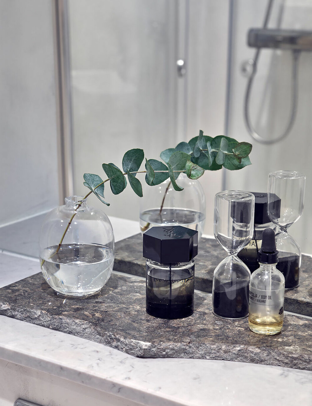En bricka visar upp dina lyxiga detaljer och bildar ett fint stilleben i badrummet. Foto: Jonas Lundberg Styling: Jonas Brandin för Entrance mäkleri/mäklare: Erika Bergholm Stilleben i badrum