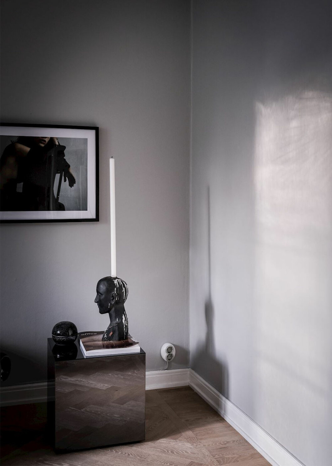 Dramatiskt svart stilleben som blir ett blickfång i vardagsrummet. Foto: SE360/Alen Cordic Styling: Emma Fischer för Bjurfors/mäklare: Julia Albinsson Stilleben i svart på sidobord i vardagsrum