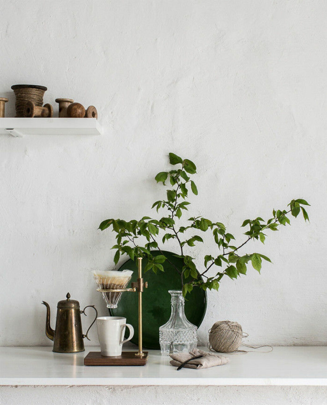 Naturligt vackra material som linne, skinn, trä, sten, glas, keramik etcetera åldras vackert och skapa en fin känsla tillsammans, säger Josefin Hååg. Foto: <a href="https://daniellawitte.elledecoration.se/" target="_blank">Daniella Witte</a> stilleben_daniellawitte