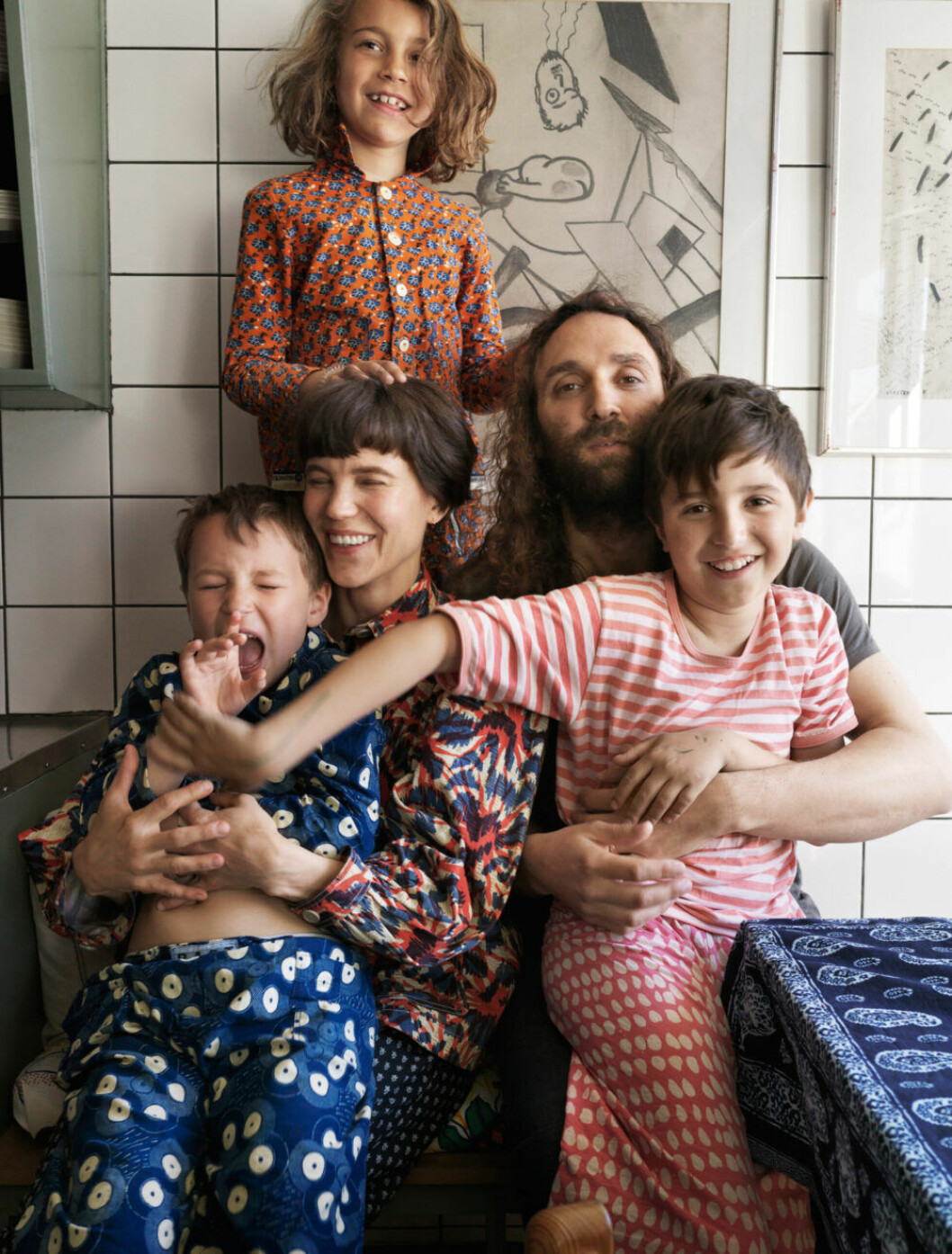 Färgglad lägenhet i Stockholm, familjeporträtt
