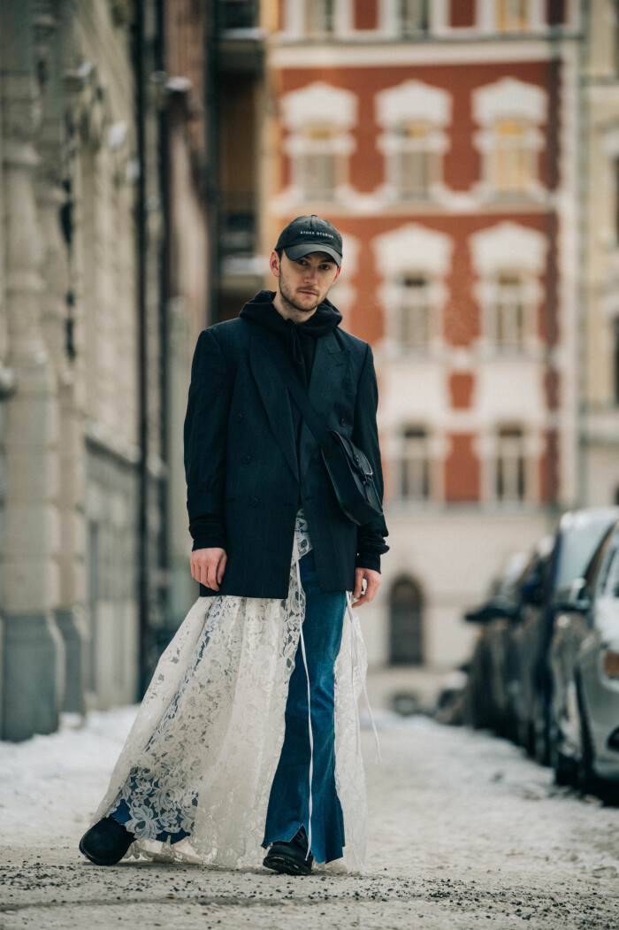 streetstyle stockholm fashion week 2021 jeans + kjol