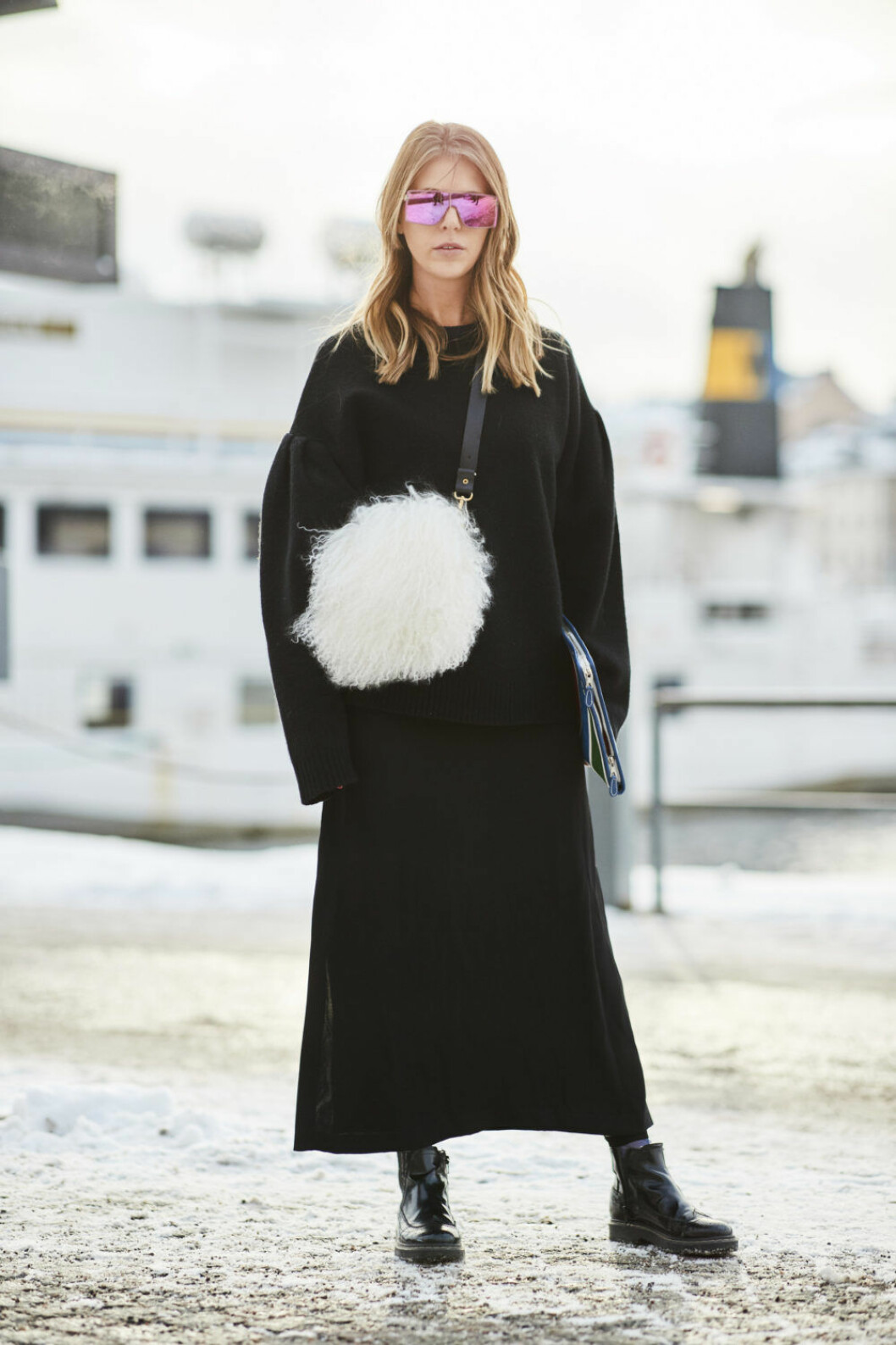 <img class="size-medium wp-image-250151" src="https://files.elle.se/uploads/2018/01/Stockholm-str-B-RF18-0695-800x1200.jpg" alt width="800" height="1200" srcset="https://files.elle.se/uploads/2018/01/Stockholm-str-B-RF18-0695-800x1200.jpg 800w, https://files.elle.se/uploads/2018/01/Stockholm-str-B-RF18-0695-1000x1500.jpg 1000w" sizes="(max-width: 800px) 100vw, 800px">