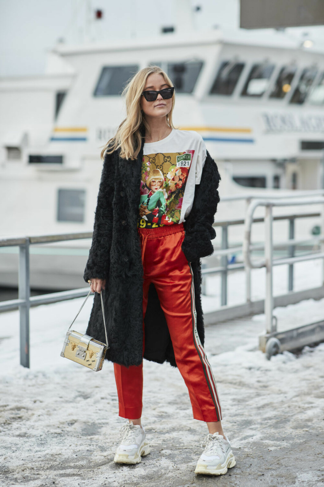 Josefine H i röda träningsbyxor och T-shirt från Gucci.