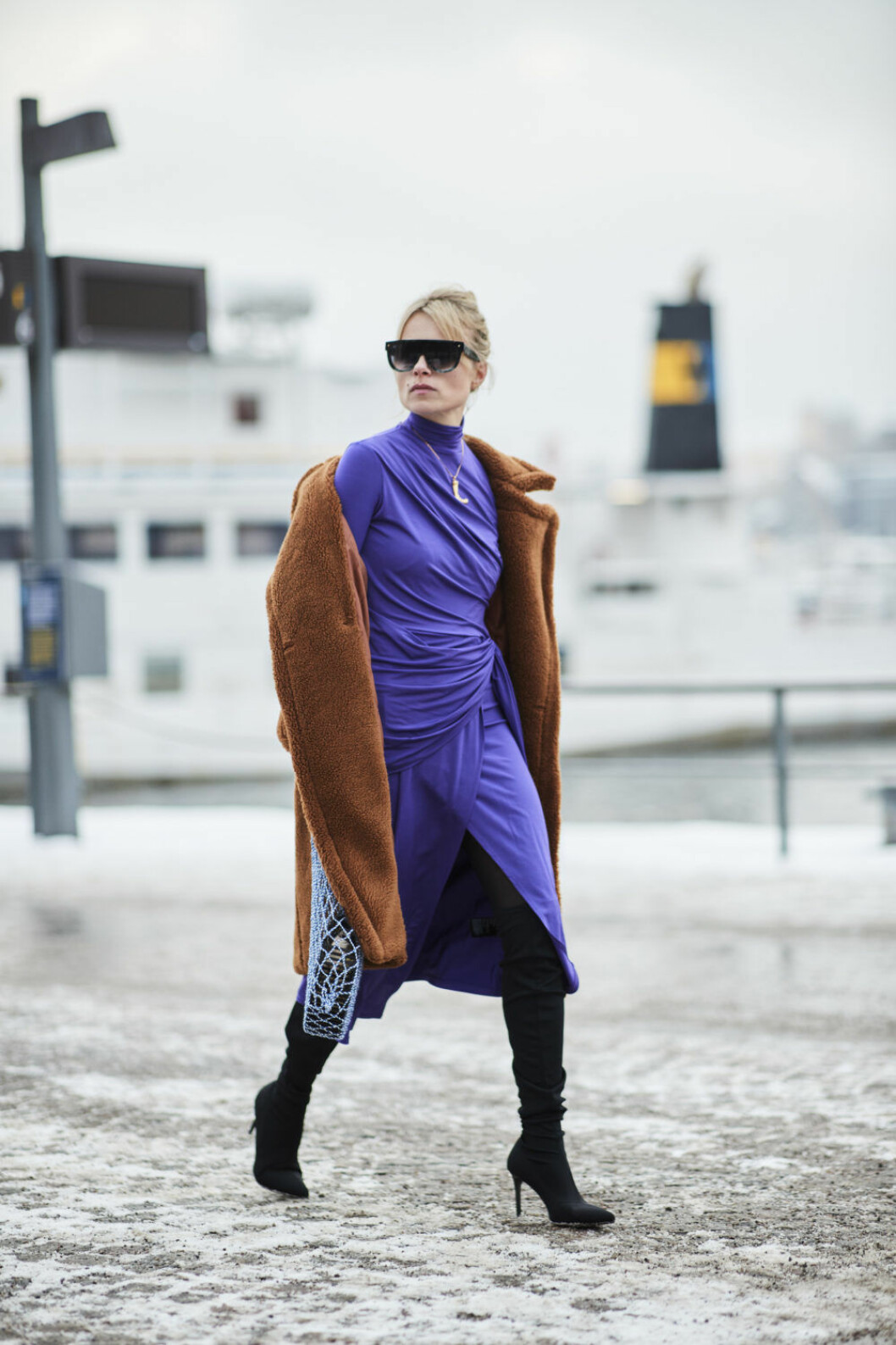 <img class="size-medium wp-image-250155" src="https://files.elle.se/uploads/2018/01/Stockholm-str-B-RF18-1189-800x1200.jpg" alt width="800" height="1200" srcset="https://files.elle.se/uploads/2018/01/Stockholm-str-B-RF18-1189-800x1200.jpg 800w, https://files.elle.se/uploads/2018/01/Stockholm-str-B-RF18-1189-1000x1500.jpg 1000w" sizes="(max-width: 800px) 100vw, 800px"> Kvinna i lila klänning och brun teddykappa