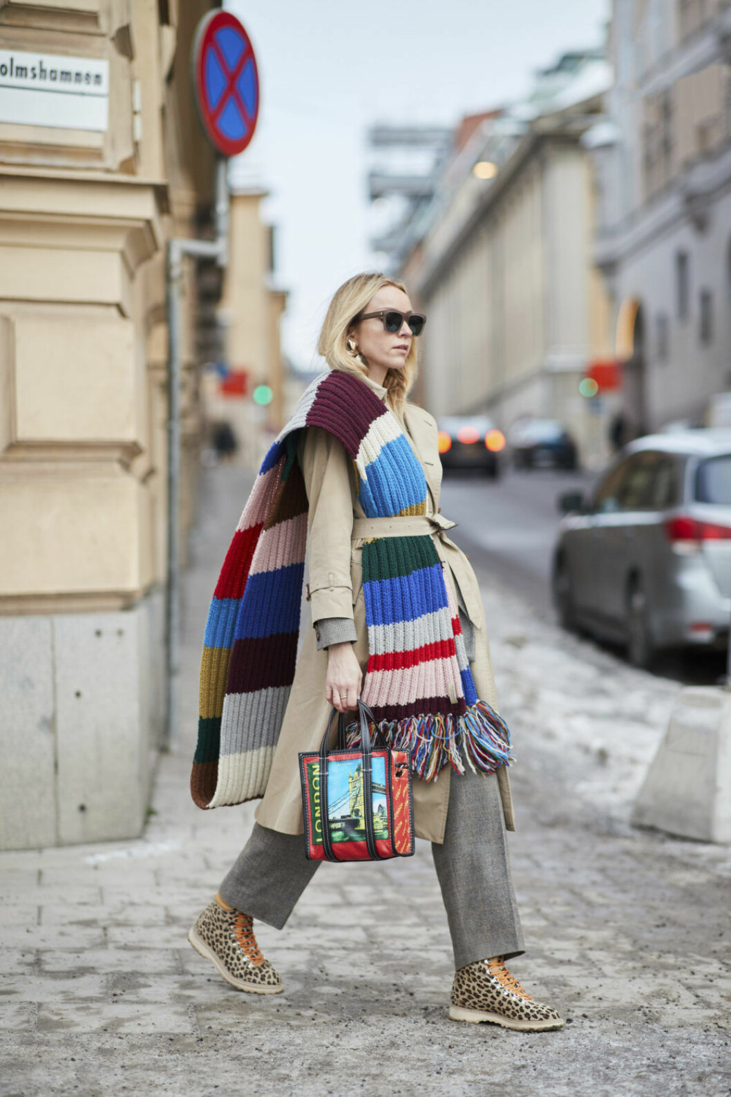 <img class="size-medium wp-image-250158" src="https://files.elle.se/uploads/2018/01/Stockholm-str-B-RF18-1691-800x1200.jpg" alt width="800" height="1200" srcset="https://files.elle.se/uploads/2018/01/Stockholm-str-B-RF18-1691-800x1200.jpg 800w, https://files.elle.se/uploads/2018/01/Stockholm-str-B-RF18-1691-1000x1500.jpg 1000w" sizes="(max-width: 800px) 100vw, 800px"> Kvinna i beige kappa med randig halsduk i oversize.