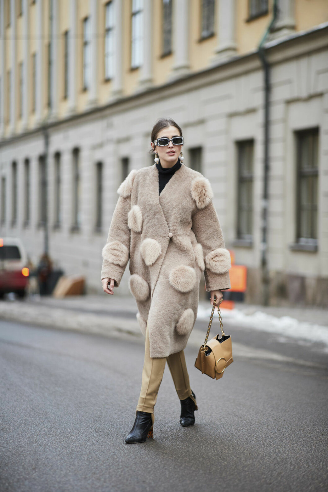 <img class="size-medium wp-image-250158" src="https://files.elle.se/uploads/2018/01/Stockholm-str-B-RF18-1691-800x1200.jpg" alt width="800" height="1200" srcset="https://files.elle.se/uploads/2018/01/Stockholm-str-B-RF18-1691-800x1200.jpg 800w, https://files.elle.se/uploads/2018/01/Stockholm-str-B-RF18-1691-1000x1500.jpg 1000w" sizes="(max-width: 800px) 100vw, 800px">