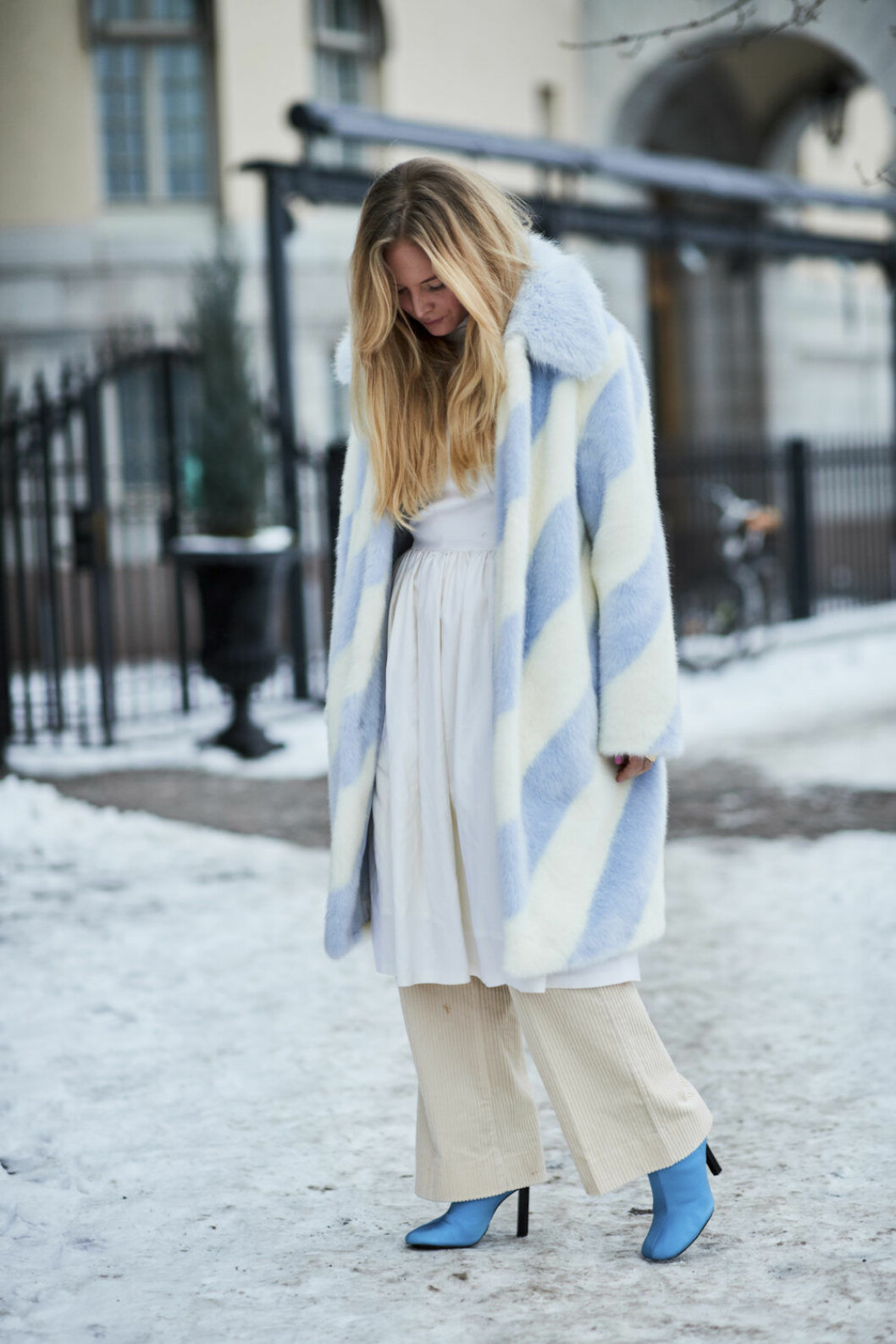 <img class="size-medium wp-image-250168" src="https://files.elle.se/uploads/2018/01/Stockholm-str-B-RF18-3703-800x1200.jpg" alt width="800" height="1200" srcset="https://files.elle.se/uploads/2018/01/Stockholm-str-B-RF18-3703-800x1200.jpg 800w, https://files.elle.se/uploads/2018/01/Stockholm-str-B-RF18-3703-1000x1500.jpg 1000w" sizes="(max-width: 800px) 100vw, 800px"> Norsk influenser bär ljusblå och vit randig fuskpäls.