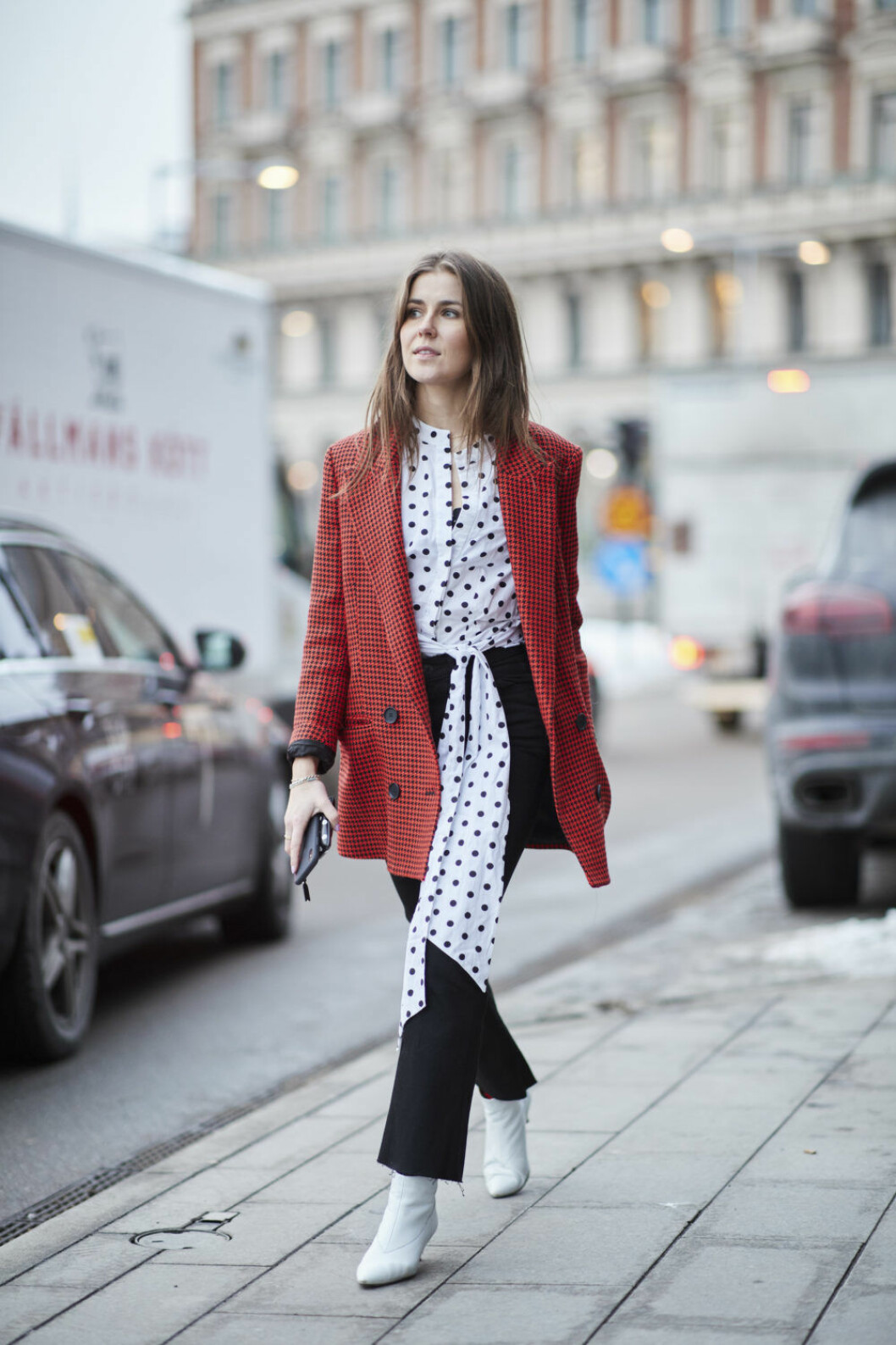 <img class="size-medium wp-image-250168" src="https://files.elle.se/uploads/2018/01/Stockholm-str-B-RF18-3703-800x1200.jpg" alt width="800" height="1200" srcset="https://files.elle.se/uploads/2018/01/Stockholm-str-B-RF18-3703-800x1200.jpg 800w, https://files.elle.se/uploads/2018/01/Stockholm-str-B-RF18-3703-1000x1500.jpg 1000w" sizes="(max-width: 800px) 100vw, 800px">