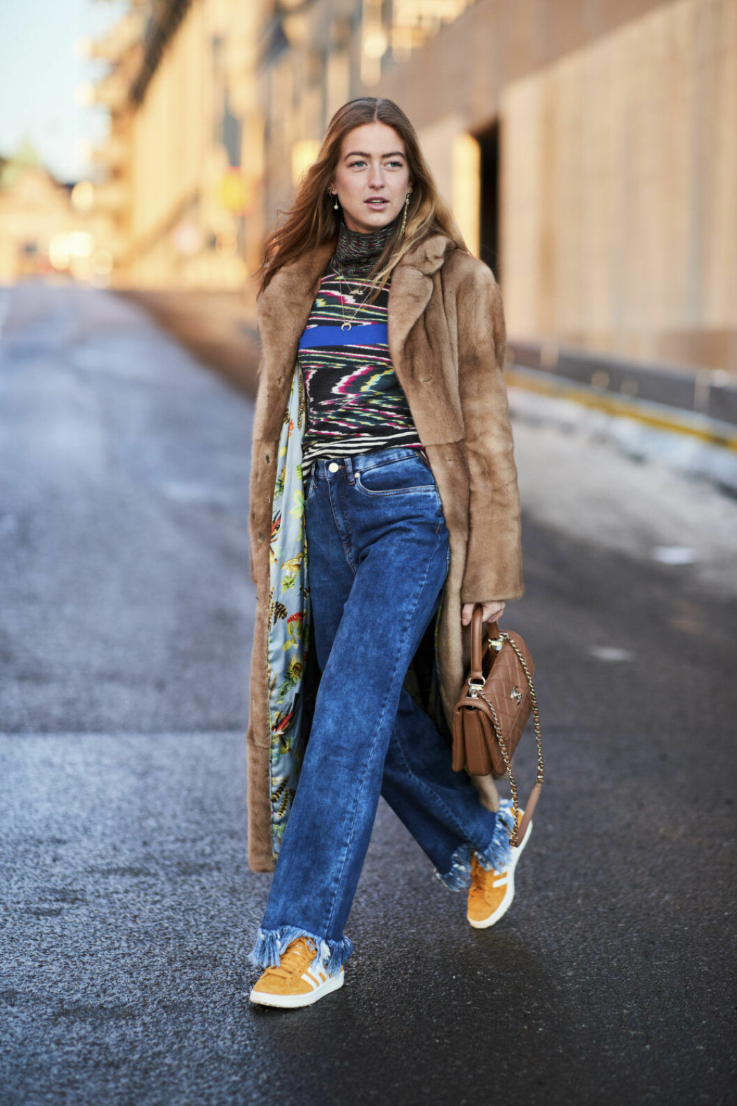<img class="size-medium wp-image-250200" src="https://files.elle.se/uploads/2018/01/Stockholm-str-RF18-6105-800x1200.jpg" alt width="800" height="1200" srcset="https://files.elle.se/uploads/2018/01/Stockholm-str-RF18-6105-800x1200.jpg 800w, https://files.elle.se/uploads/2018/01/Stockholm-str-RF18-6105-1000x1500.jpg 1000w" sizes="(max-width: 800px) 100vw, 800px">