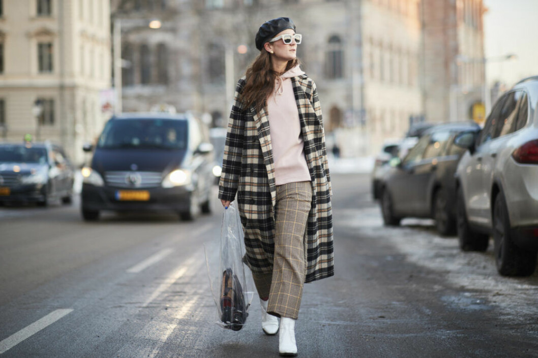 <img class="size-medium wp-image-250205" src="https://files.elle.se/uploads/2018/01/Stockholm-str-RF18-6840-800x1200.jpg" alt width="800" height="1200" srcset="https://files.elle.se/uploads/2018/01/Stockholm-str-RF18-6840-800x1200.jpg 800w, https://files.elle.se/uploads/2018/01/Stockholm-str-RF18-6840-1000x1500.jpg 1000w" sizes="(max-width: 800px) 100vw, 800px"> Linn Eklund i mönstermix.