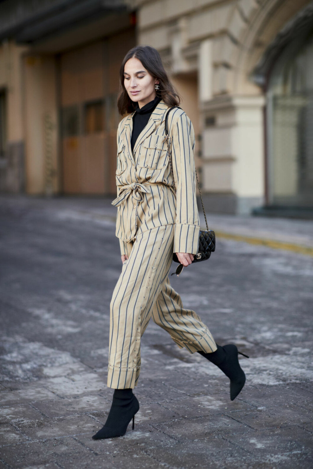 <img class="size-medium wp-image-250205" src="https://files.elle.se/uploads/2018/01/Stockholm-str-RF18-6840-800x1200.jpg" alt width="800" height="1200" srcset="https://files.elle.se/uploads/2018/01/Stockholm-str-RF18-6840-800x1200.jpg 800w, https://files.elle.se/uploads/2018/01/Stockholm-str-RF18-6840-1000x1500.jpg 1000w" sizes="(max-width: 800px) 100vw, 800px">