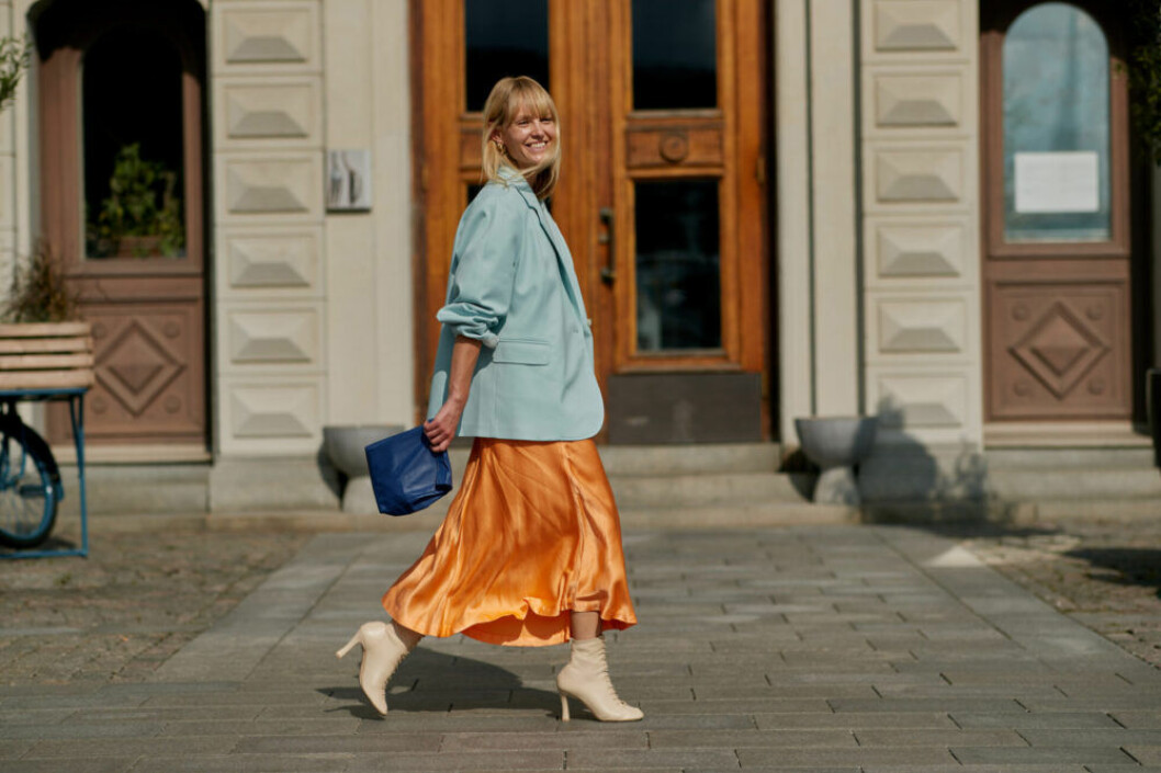 Färg möter färg! Våga mixa kjolen med andra färger, som Jeanette Madsen på modeveckan i Köpenhamn inför SS19. Foto: Imaxtree. Orange sidenkjol.