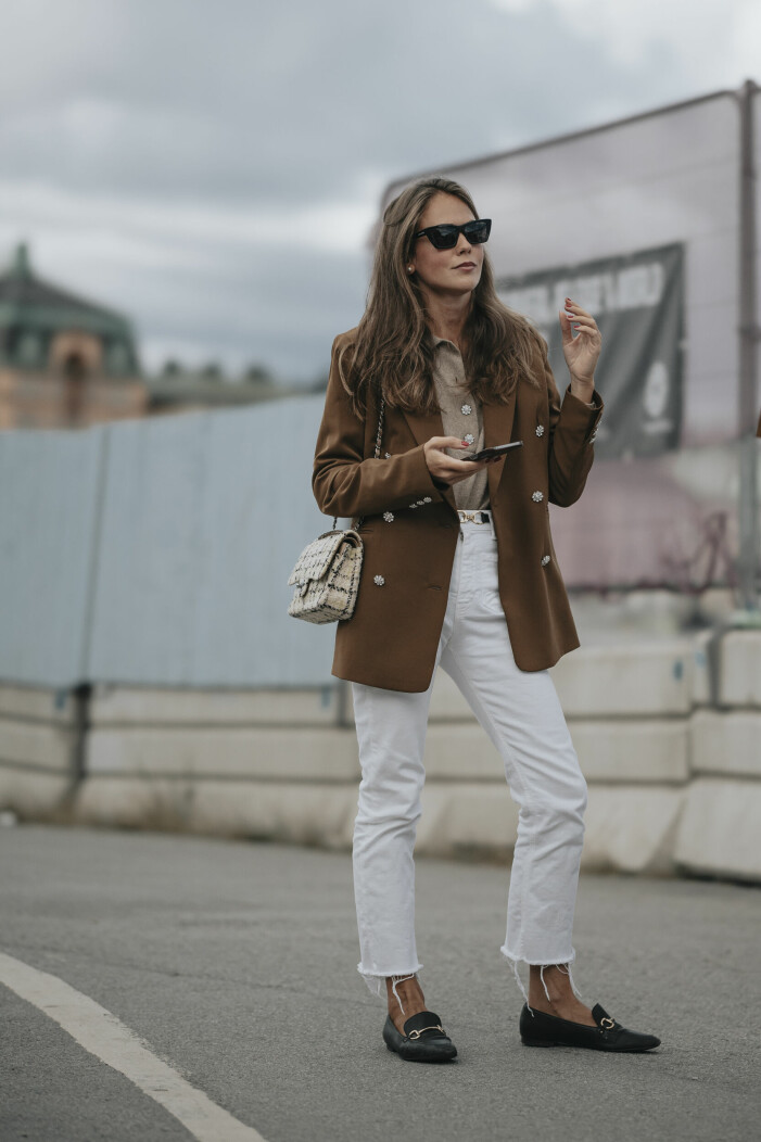 ELLEs bloggare Thérèse Hellström matchar kavajen med vita jeans och stilrena loafers – den perfekta vardagslooken!