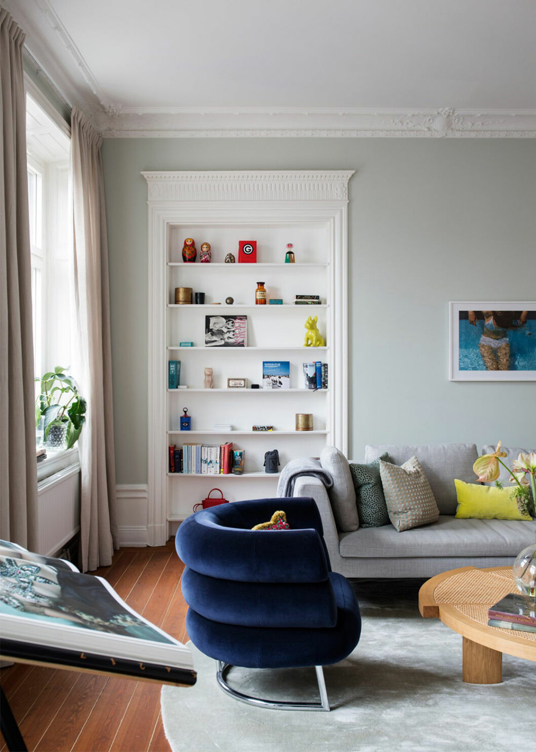 Platsbyggd bokhylla i PR-proffset Ida-Sofia Klingspors vackra lägenhet i Stockholm. Foto: Johan Sellén Styling: Gill Renlund | Syns i: <a href="https://www.elle.se/decoration/hemma-hos/eklektiskt-och-fargstarkt-hem-i-stockholm/" target="_blank" rel="noopener">Eklektiskt och färgstarkt hem i Stockholm</a> Platsbyggd bokhylla i sekelskiftesstil