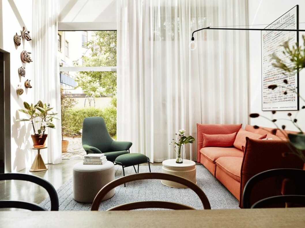 Orange soffa, turkos fåtlöj, ljus fotpall