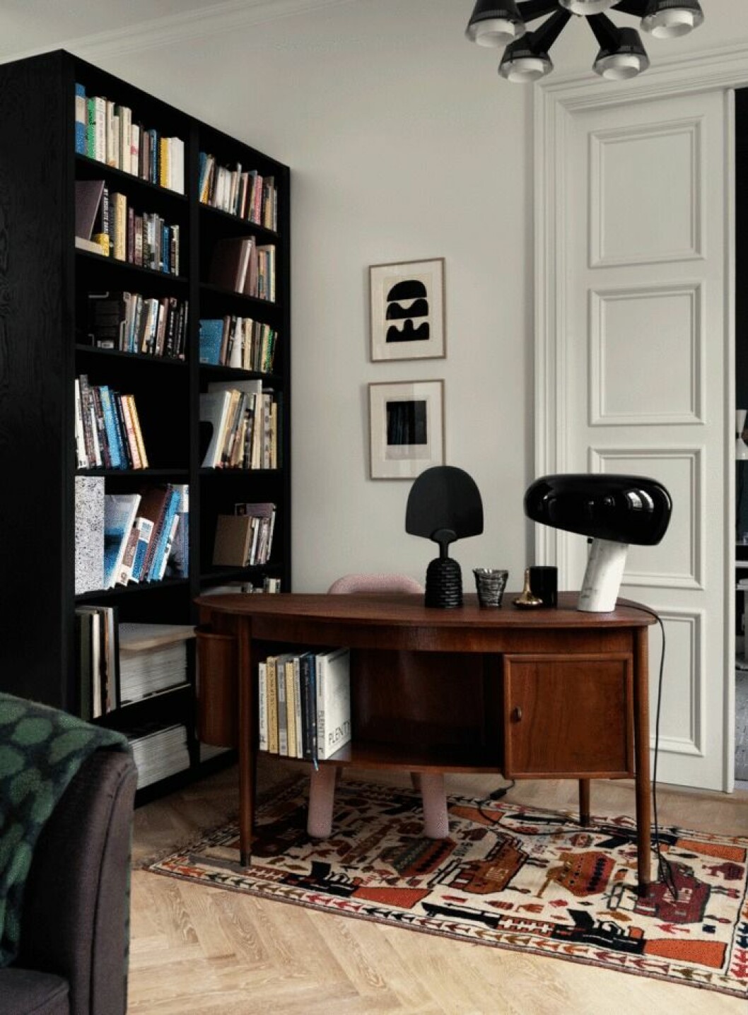 Foto: Jonas Ingerstedt, syns även i: <a href="https://www.elle.se/decoration/vacker-sekelskiftslagenhet-dar-60-och-70-talet-moter-samtida-konst/">”Retro möter samtida konst i Stockholm”</a>. Stockholm kontor.