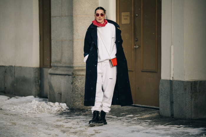 streetstyle stockholm fashion week 2021 vit mjukisdress