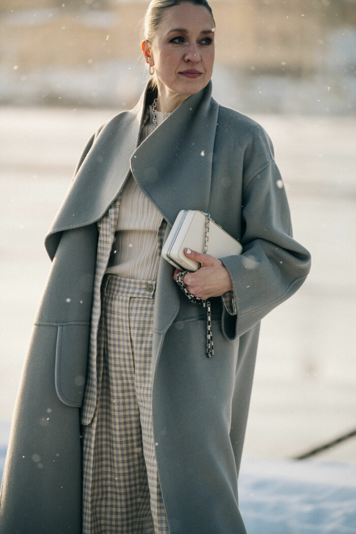 streetstyle stockholm fashion week 2021 emilia i grått