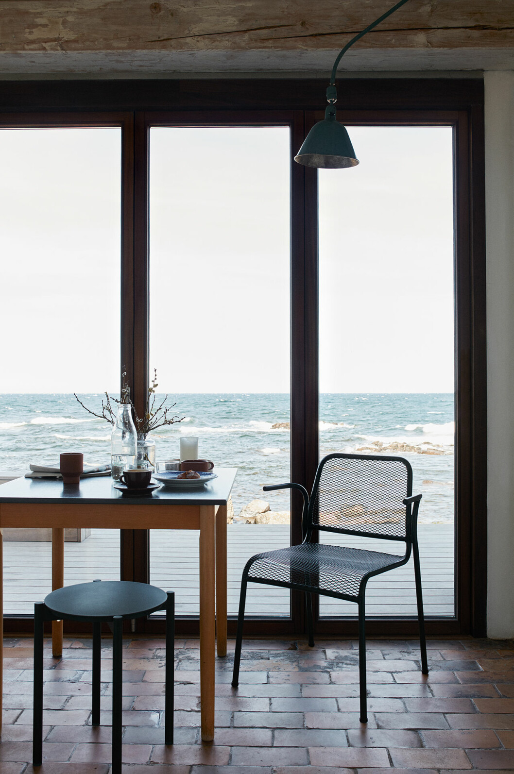 Stora fönster nära havet – en sommarhusdröm. 