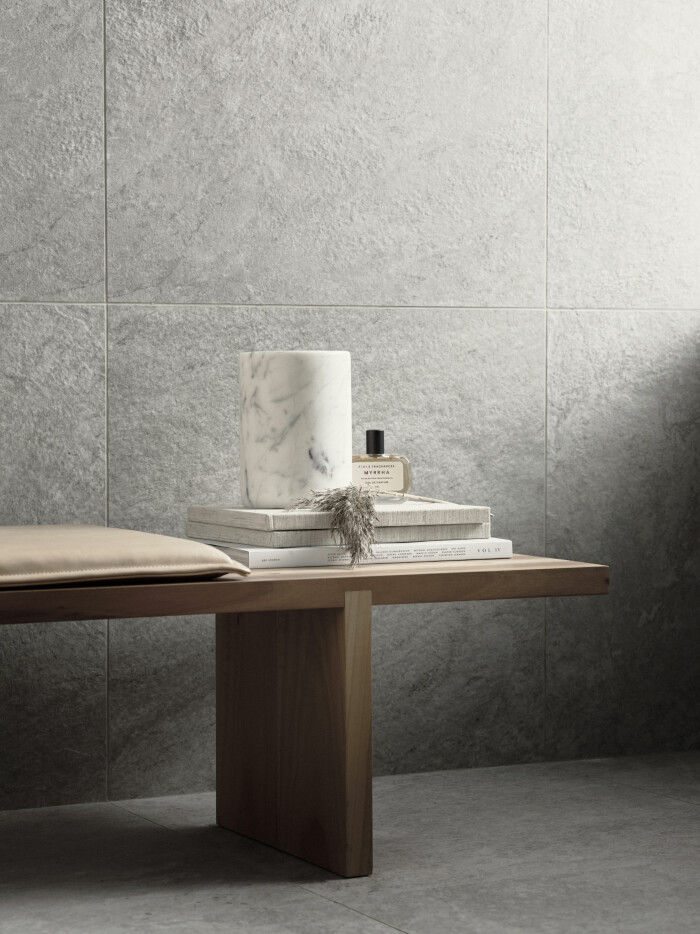 Stora plattor med smala fogar gör rengöringen lättare. Här syns granitkeramiken <em>D Quartzit Pearl</em>. Foto: Bricmate Stora plattor med små fogar gör badrummet lättstädat